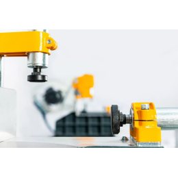 Yilmaz KD 402 S — Двухголовая маятниковая пила для резки пластикового пвх профиля